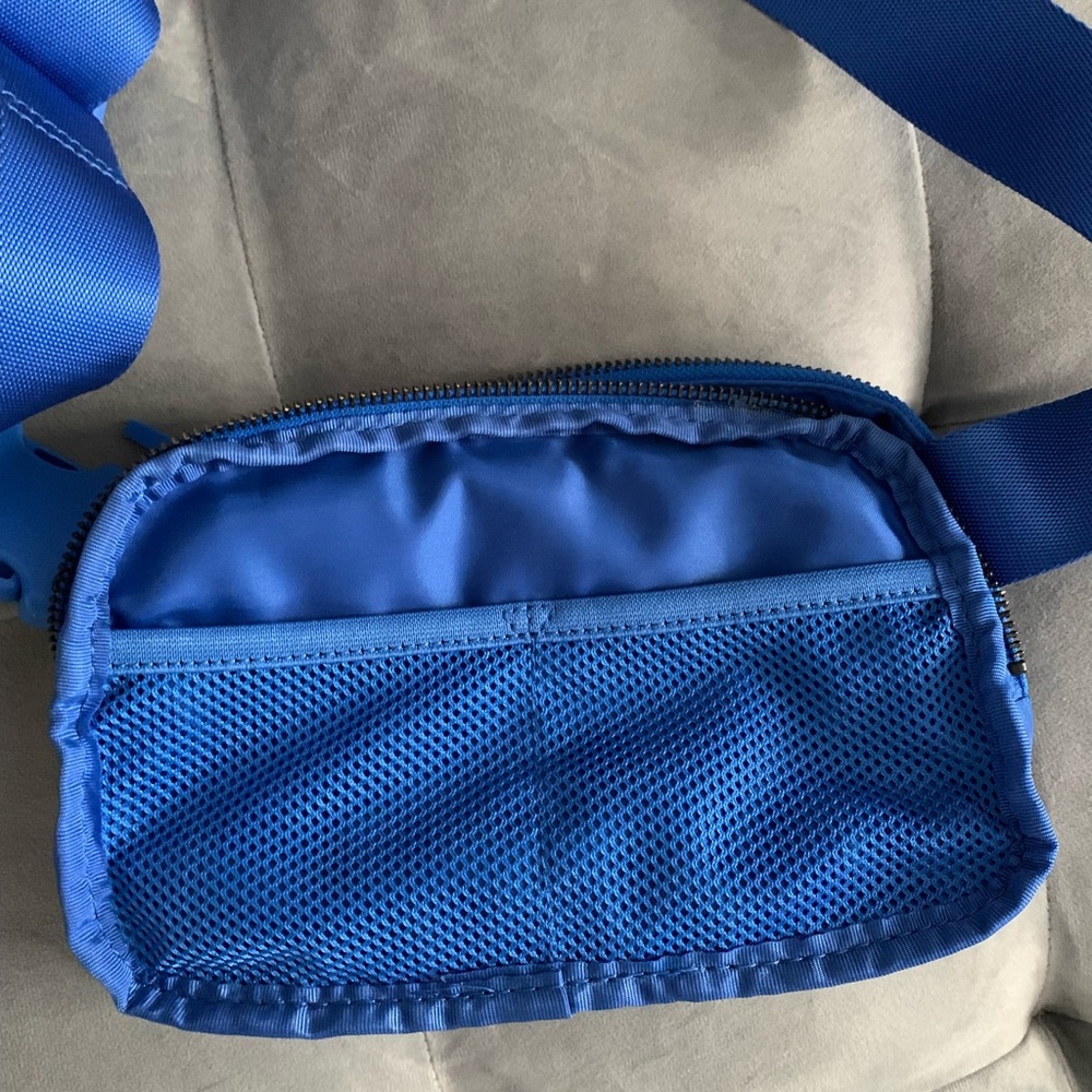 Lululemon Everywhere Belt Bag Wild Blue Bell Royal OG - Picture 6 of 12